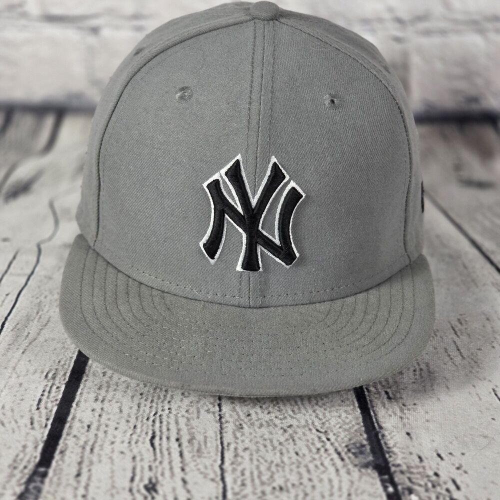 New Era NY Yankees Gray Size 7 Fitted Cap